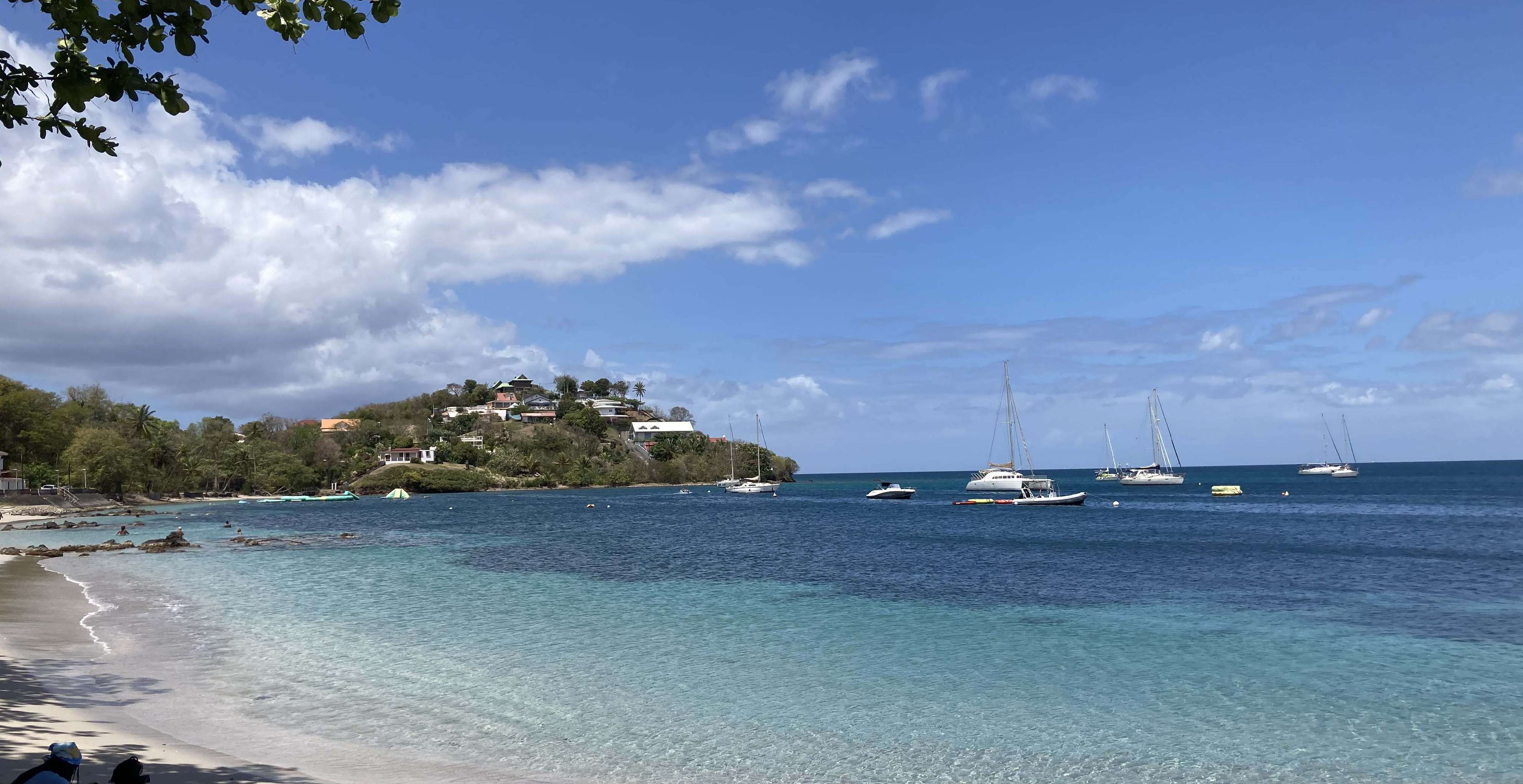 Plage de l'Anse à l'Âne et voiliers au mouillage