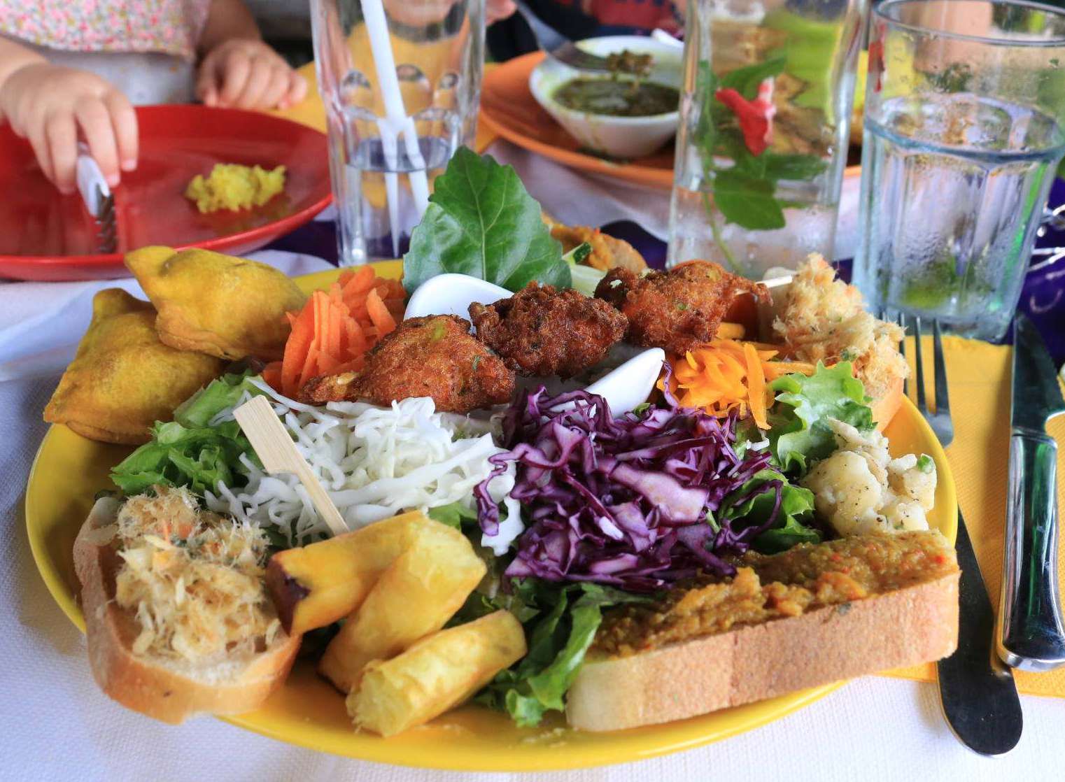 Assiette créole : accras, crudités et bananes plantain